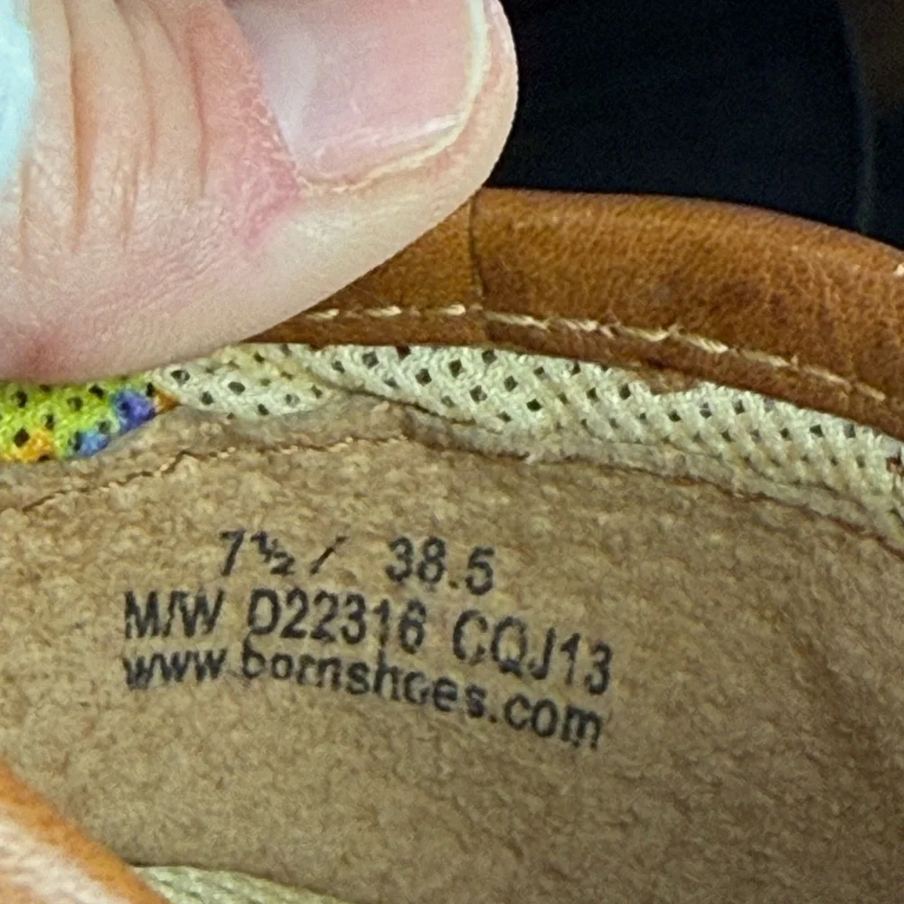 Børn  tan leather lace-up sneakers size 7 1/2
